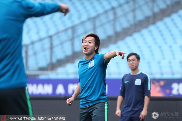 奴喝尿含着主人vk
