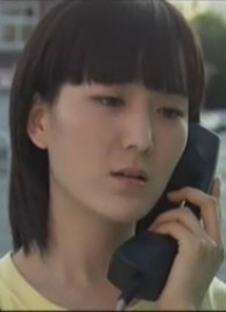 认真工作的她